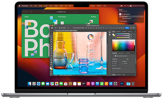 แสดงภาพผู้ใช้กำลังแก้ไขรูปภาพด้วย Adobe Photoshop บน MacBook Air