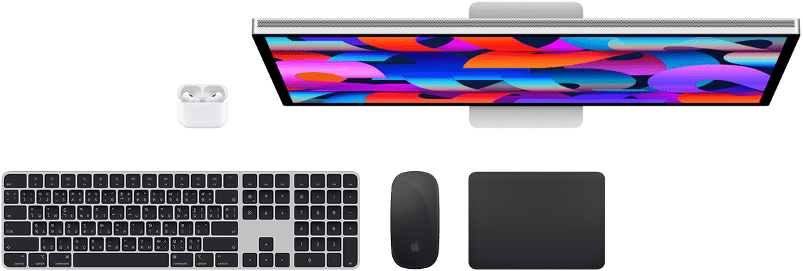 มุมมองด้านบนของอุปกรณ์เสริมต่างๆ ของ Mac ซึ่งได้แก่ Studio Display, AirPods, Magic Keyboard, Magic Mouse และ Magic Trackpad