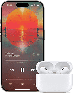 iPhone วางอยู่ข้าง AirPods Pro ที่อยู่ในเคสชาร์จ, เคสเปิดอยู่