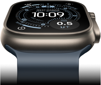 Apple Watch Ultra 3 เอียงไปข้างหน้า, ตัวเรือนไทเทเนียมธรรมชาติ, เข็มทิศบนหน้าปัดนาฬิกาโอเรียนเทียริ่ง, สายแบบ Ocean Band สีน้ำเงินแองเคอร์บลู