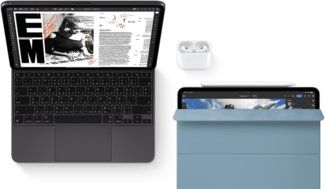 iPad Pro พร้อม Magic Keyboard และ AirPods Pro กับ iPad อีกเครื่องหนึ่งพร้อม Apple Pencil และ Smart Folio