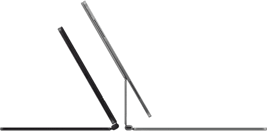 Magic Keyboard สองตัวที่ติดเข้ากับ iPad Pro สีดำสเปซแบล็คและสีเงินซึ่งวางหันหลังชนกัน