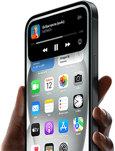 iPhone 15 ถูกถืออยู่ในมือ โดยมี Dynamic Island กำลังแสดงข้อมูลการติดตามบริการแชร์รถยนต์