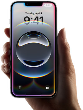 มือข้างหนึ่งถือ iPhone 16e, แสง, สีสันสวยงาม, เปล่งออกมารอบๆ ขอบจอภาพแบบหน้าจอทั้งหมด