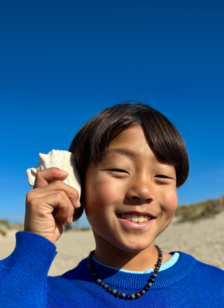  ภาพที่ถ่ายด้วยกล้อง Fusion 48MP, คุณสมบัติภาพถ่ายบุคคลเจเนอเรชั่นถัดไปขณะกำลังใช้งาน, โฟกัสที่ใบหน้าของบุคคลหนึ่ง