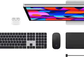 มุมมองด้านบนของอุปกรณ์เสริมต่างๆ ของ Mac ซึ่งได้แก่ Studio Display, AirPods, Magic Keyboard, Magic Mouse และ Magic Trackpad