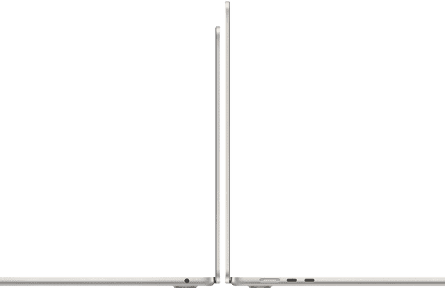 มุมมองด้านข้างของ MacBook Air รุ่น 13 นิ้ว และ 15 นิ้ว สีเงินและสีสตาร์ไลท์ที่เปิดกางอยู่และวางหันหลังชนกัน