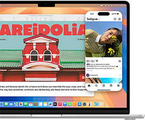 แอปการสะท้อนหน้าจอ iPhone โดยที่หน้าจอ iPhone แสดงอยู่บนหน้าจอ MacBook Air