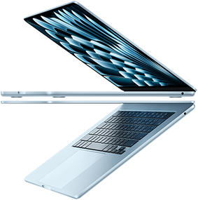 แล็ปท็อป MacBook Air สองเครื่องสีสกายบลูที่กางเปิดอยู่และเรียงเป็นรูปลูกศร เน้นให้เห็นรูปทรงที่เพรียวบาง