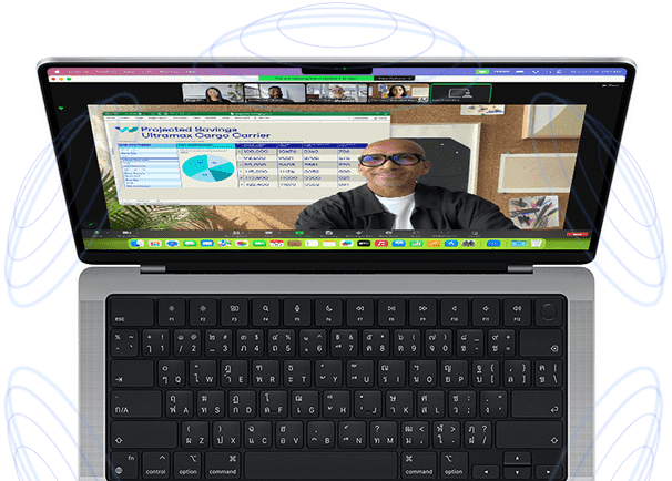 MacBook Pro ที่มีรูปวงกลมสีฟ้าล้อมรอบเพื่อบ่งบอกถึงความรู้สึกแบบ 3D ของระบบเสียงตามตำแหน่ง และบนหน้าจอเป็นภาพของบุคคลหนึ่งที่ใช้คุณสมบัติการซ้อนทับของผู้นำเสนอในการประชุมแบบวิดีโอด้วยแอป Zoom เพื่อให้ตนเองอยู่หน้าคอนเทนต์ที่กำลังนำเสนอ