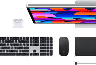 อุปกรณ์เสริมของ Mac ได้แก่ AirPods, Studio Display, Magic Keyboard, Magic Mouse, Magic Trackpad, สายชาร์จ MagSafe สีดำสเปซแบล็ค