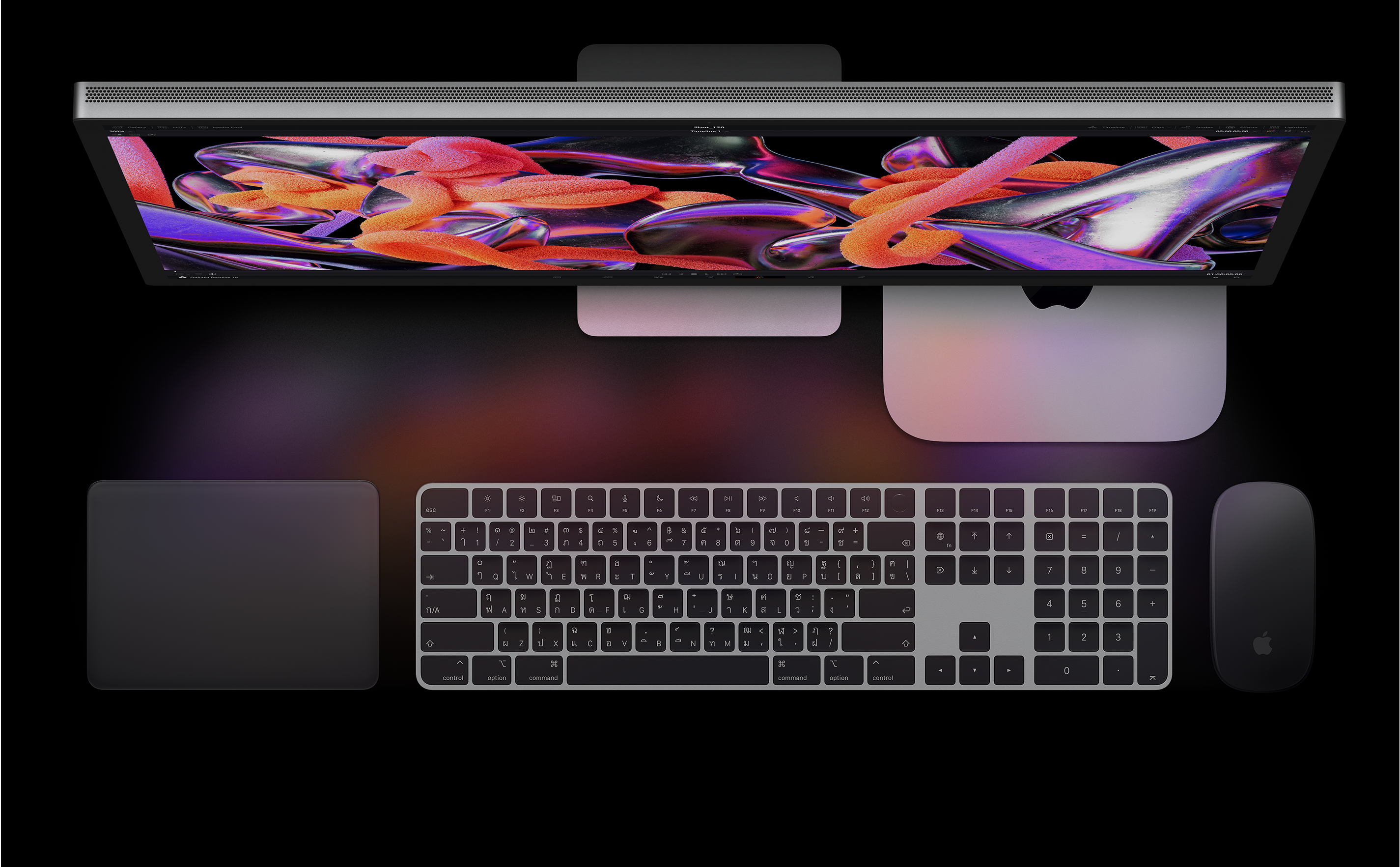 มุมมองด้านบนของ Studio Display, Mac mini, Magic Trackpad, Magic Keyboard และ Magic mouse