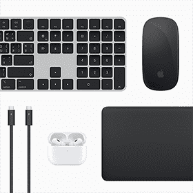 มุมมองด้านบนของอุปกรณ์เสริม Mac ได้แก่ Magic Keyboard, Magic Mouse, Magic Trackpad, AirPods และสาย Thunderbolt